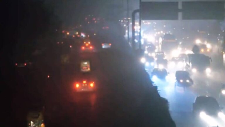 Delhi-NCR Weather: जहरीली हवा के साथ दिल्ली-NCR में कोहरे का कहर, विजिबिलिटी हुई जीरो; सड़कों पर रेंगती दिखीं गाड़ियां