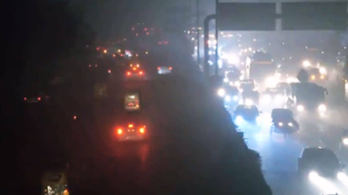 Delhi-NCR Weather: जहरीली हवा के साथ दिल्ली-NCR में कोहरे का कहर, विजिबिलिटी हुई जीरो; सड़कों पर रेंगती दिखीं गाड़ियां