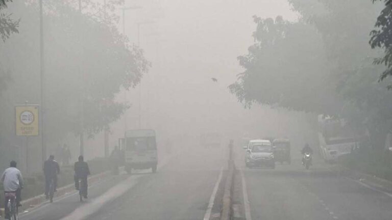 Weather Update: सुबह-सुबह कोहरे की मोटी चादर में लिपटी दिल्ली, हादसे के डर से धीमी हुई वाहनों की रफ्तार; जानिए कैसा है आपके राज्य का हाल