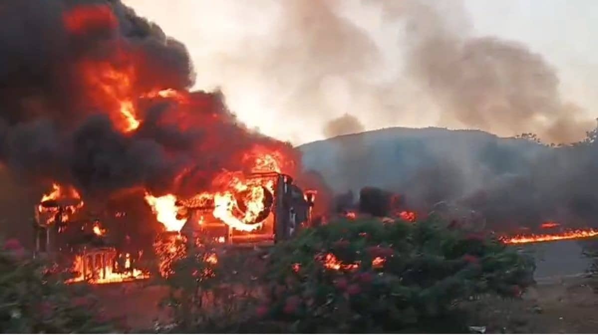 Maharashtra: सोलापुर धुले हाईवे पर दो गाड़ियों की टक्कर के बाद लगी भीषण आग, कई मीटर तक ऊंची लपटें, खौफनाक मंजर का VIDEO