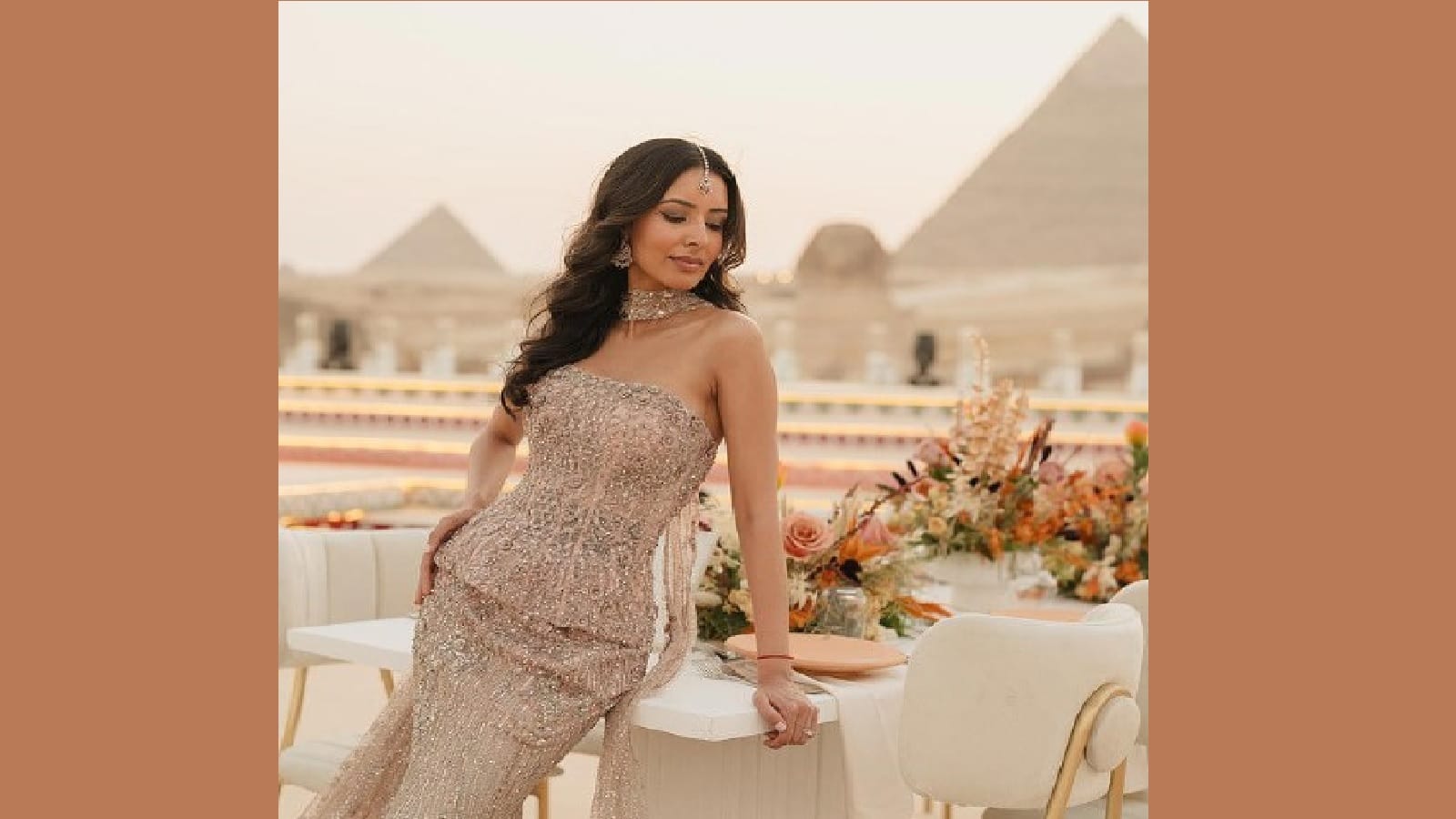 मिस्र में शादी करने वाले भारतीय जोड़े को जानते हैं आप? गीजा के पिरामिड के बीच की डेस्टिनेशन वेडिंग