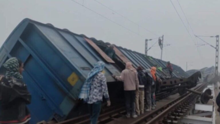 Hajipur: बिहार के हाजीपुर में पटरी से उतरे मालगाड़ी के 8 डिब्बे, टला बड़ा हादसा; रूट बहाली का काम युद्ध स्तर पर जारी