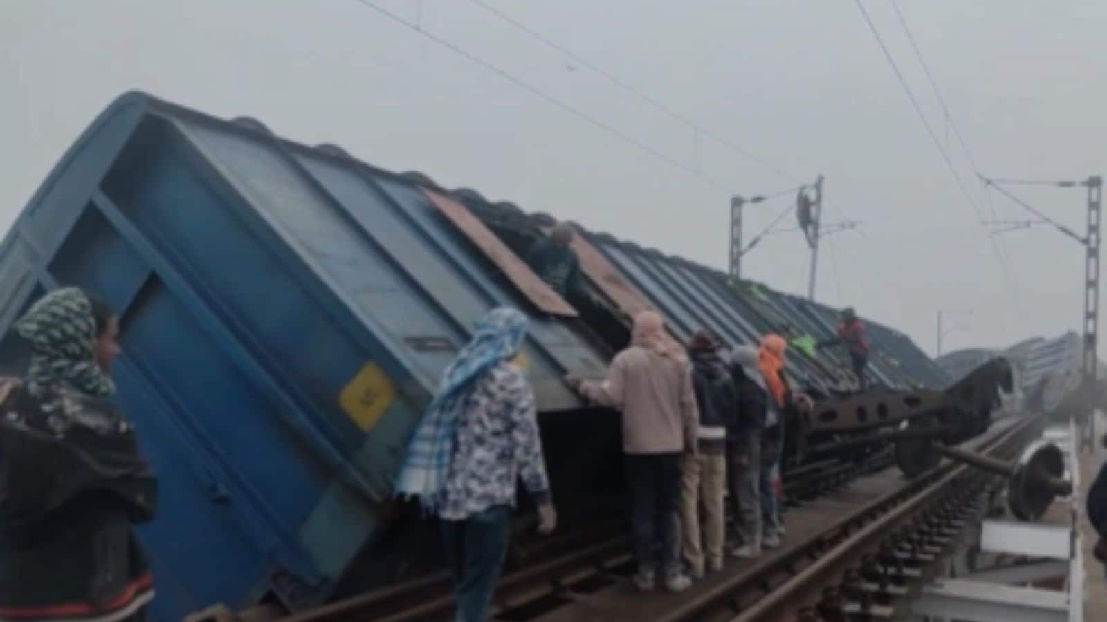 Hajipur: बिहार के हाजीपुर में पटरी से उतरे मालगाड़ी के 8 डिब्बे, टला बड़ा हादसा; रूट बहाली का काम युद्ध स्तर पर जारी