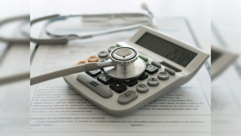 Health Insurance: महंगाई के दौर में हेल्थ इंश्योरेंस का रिव्यू क्यों है जरूरी? जानिए कवरेज और मेडिकल खर्चों की पूरी जानकारी