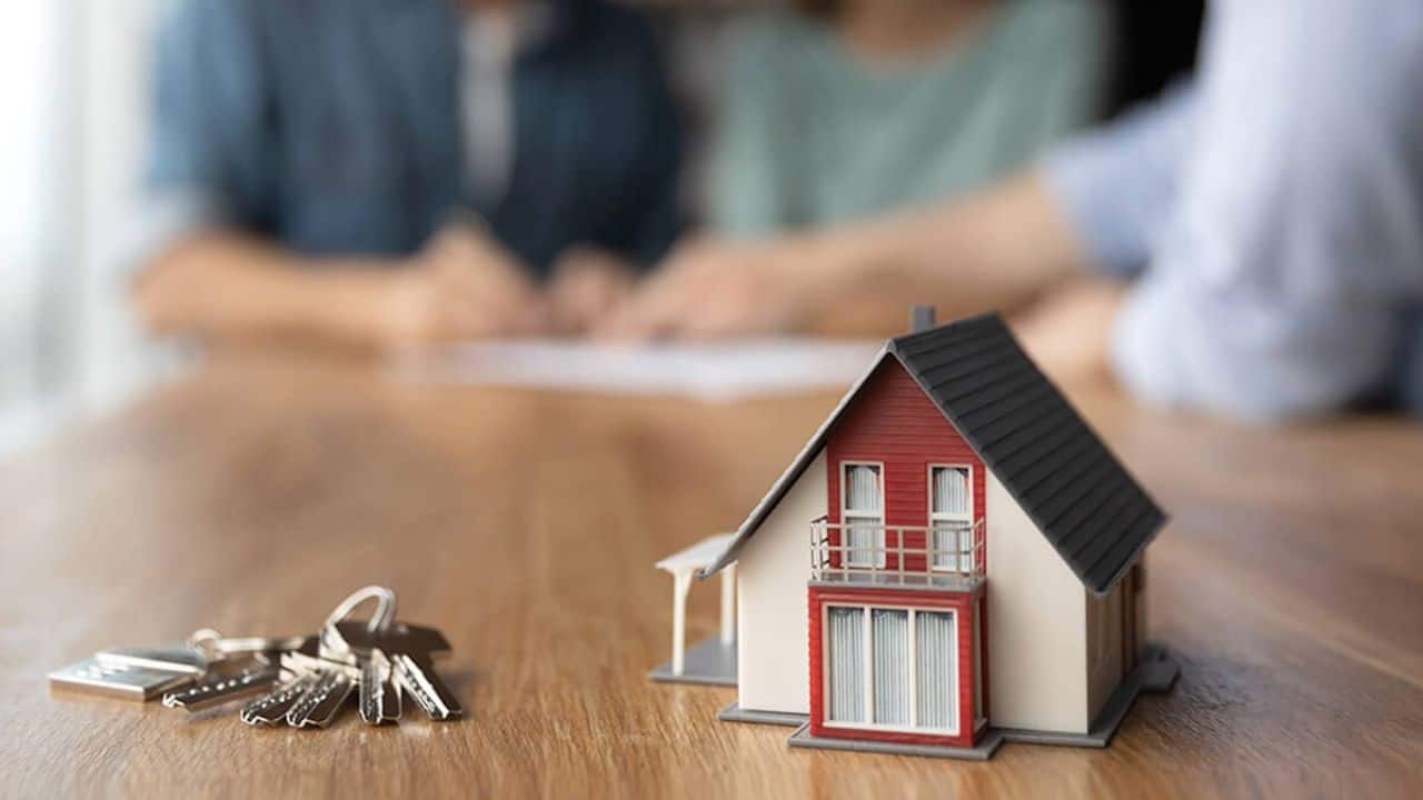 रेंट एग्रीमेंट खत्म होने के बाद भी मकान खाली न करे किरायेदार, तो मालिक क्या करें?