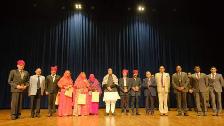 1 जनवरी को रिलीज होगी ‘इक्कीस’, रक्षा मंत्री राजनाथ सिंह से मिली पूरी स्टारकास्ट