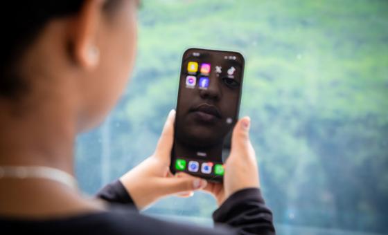 सोशल मीडिया: केवल आयु सम्बन्धी पाबन्दियों से, 'बच्चों की सुरक्षा सम्भव नहीं'