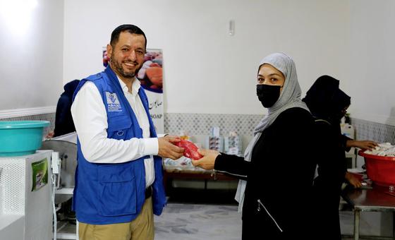 अफ़ग़ानिस्तान: पाबन्दियों के बावजूद महिलाओं के हौसले बुलन्द, चला रही हैं कारोबार