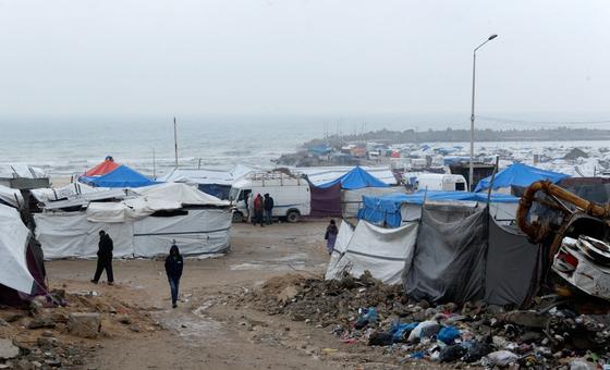 संक्षेप में: भीषण बारिश के बीच ग़ाज़ा में सहायता प्रयास, सूडान में मानवीय ज़रूरतों में उछाल