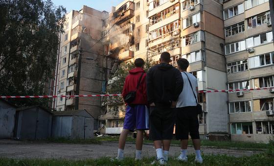 यूक्रेन: रूसी हमलों में आम लोग हताहत, बढ़ती सर्दी में बिजली व तापन व्यवस्था ठप