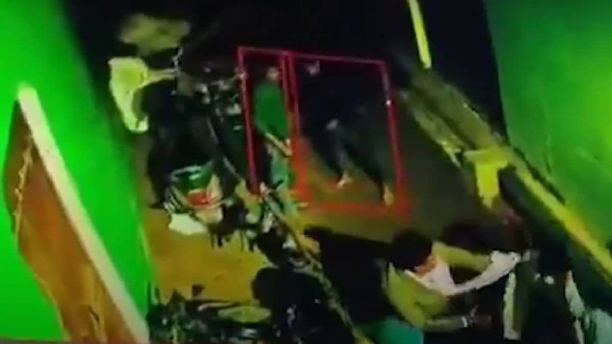 VIDEO: अलीगढ़ में घर में घुसकर ससुरालियों ने दामाद पर किया हमला, लाठी-डंडों से की मारपीट; हाथ टूटा