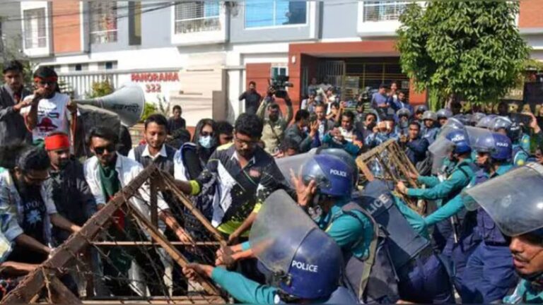 बांग्लादेश में बवाल के बाद भारत सरकार का बड़ा ऐलान, अनिश्चितकाल के लिए बंद की गई ये सेवाएं; सुरक्षा भी बढ़ाई