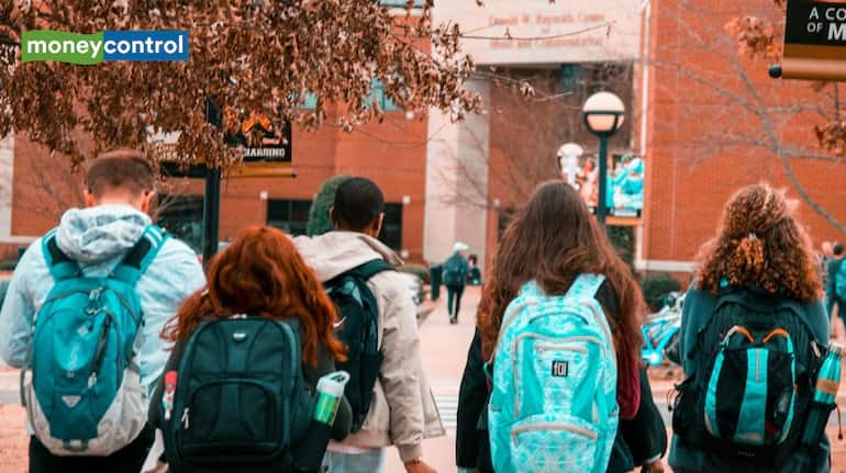 Rupee Depreciation: इमिग्रेशन पर सख्ती के दौर में महंगाई की मार, गिरते रुपए से विदेश में पढ़ाई  का खर्च 7-10% तक बढ़ा