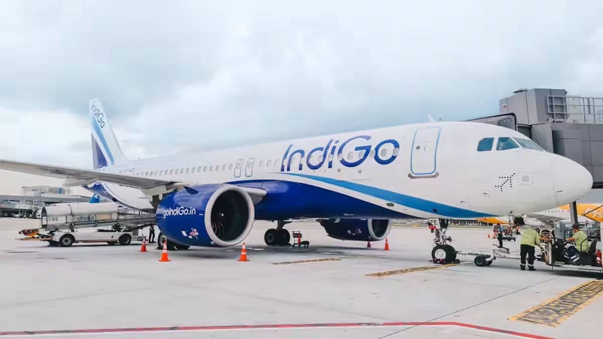 IndiGo Crisis: दिल्ली एयरपोर्ट से आज रात 12 बजे तक इंडिगो की सभी फ्लाइट रद्द होने से यात्रियों में अफरा-तफरी, जारी की एडवाइजरी