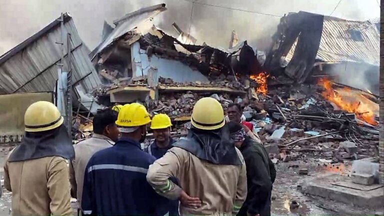इंदौर की चॉकलेट फैक्ट्री में भीषण धमाका, धड़ाम से गिरी तीन मंजिला इमारत; आग बुझाने आए 4 फायर फाइटर्स भी घायल