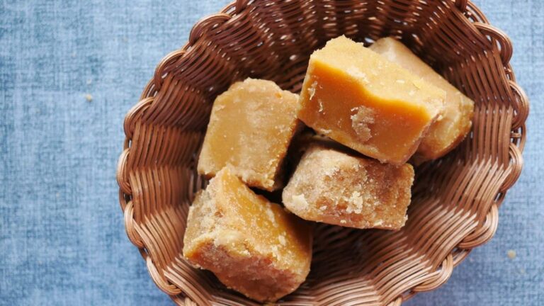 Jaggery: सर्दियों में गुड़ काटने की परेशानी अब होगी खत्म, अपनाएं ये आसान और स्मार्ट तरीके