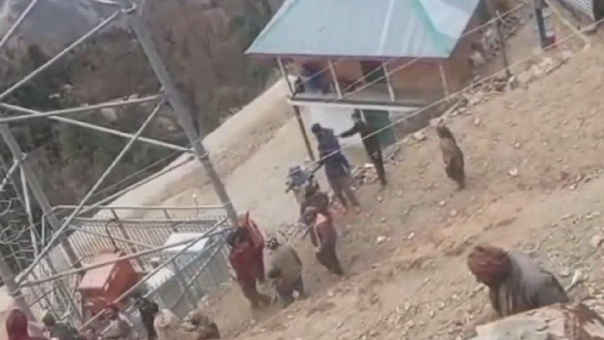 जम्मू-कश्मीर के किश्तवाड़ में दो समुयदाय के बीच विवाद के बाद झड़प, जमकर हुई पत्थरबाजी- VIDEO