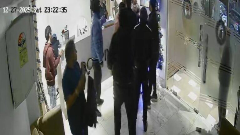 CCTV: दिल्ली में गुंडागर्दी का नया वीडियो, होटल में ज्यादा गेस्ट बुलाने पर मैनेजर ने रोका तो... दबंगों ने पीटा; फुटेज वायरल