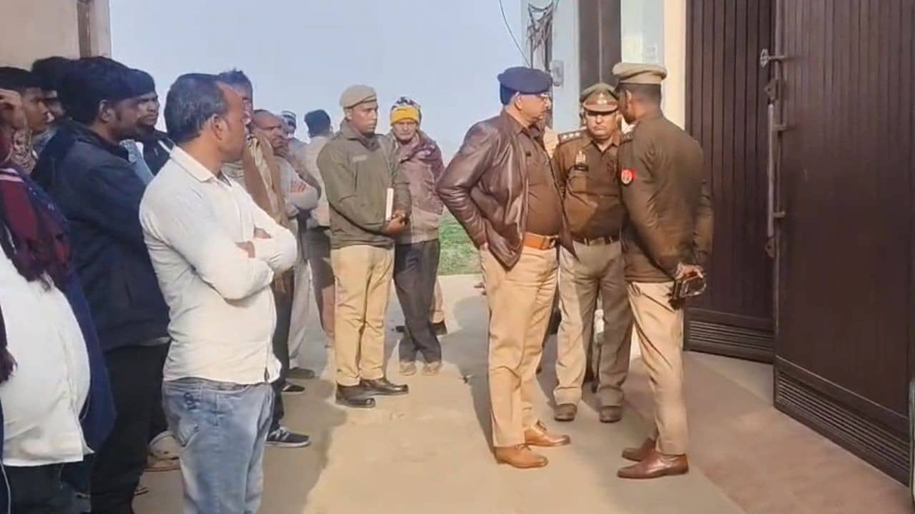 UP Crime: कानपुर में पिता ने दो बेटों पर ईंट से किया जानलेवा हमला, फिर जहर खाकर कर ली खुदकुशी; एक बेटे की मौत