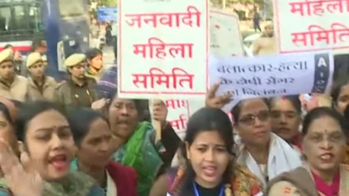 'हाई कोर्ट से विश्वास खत्म हो गया', कुलदीप सिंह सेंगर की जमानत के खिलाफ दिल्ली HC के बाहर प्रदर्शन, उन्नाव रेप पीड़िता की मां ने क्या कहा?