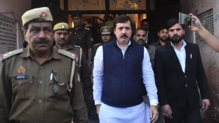 UP: बुरे फंसे बाहुबली पूर्व सांसद धनंजय सिंह, गंभीर धाराओं में FIR दर्ज, साथ देने वाला इंस्पेक्टर भी लाइन हाजिर; जानें पूरा मामला