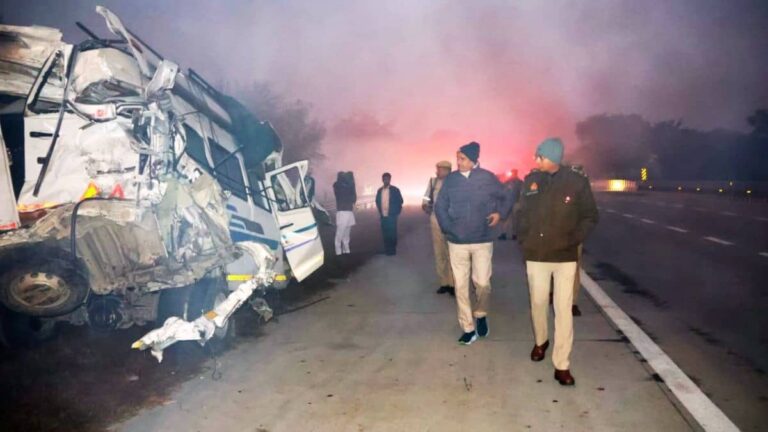 Mathura Yamuna Expressway Accident: 7 बसों और 3 कारों की टक्कर में मृतकों का आंकड़ा बढ़ा, अबतक 13 की मौत 70 घायल