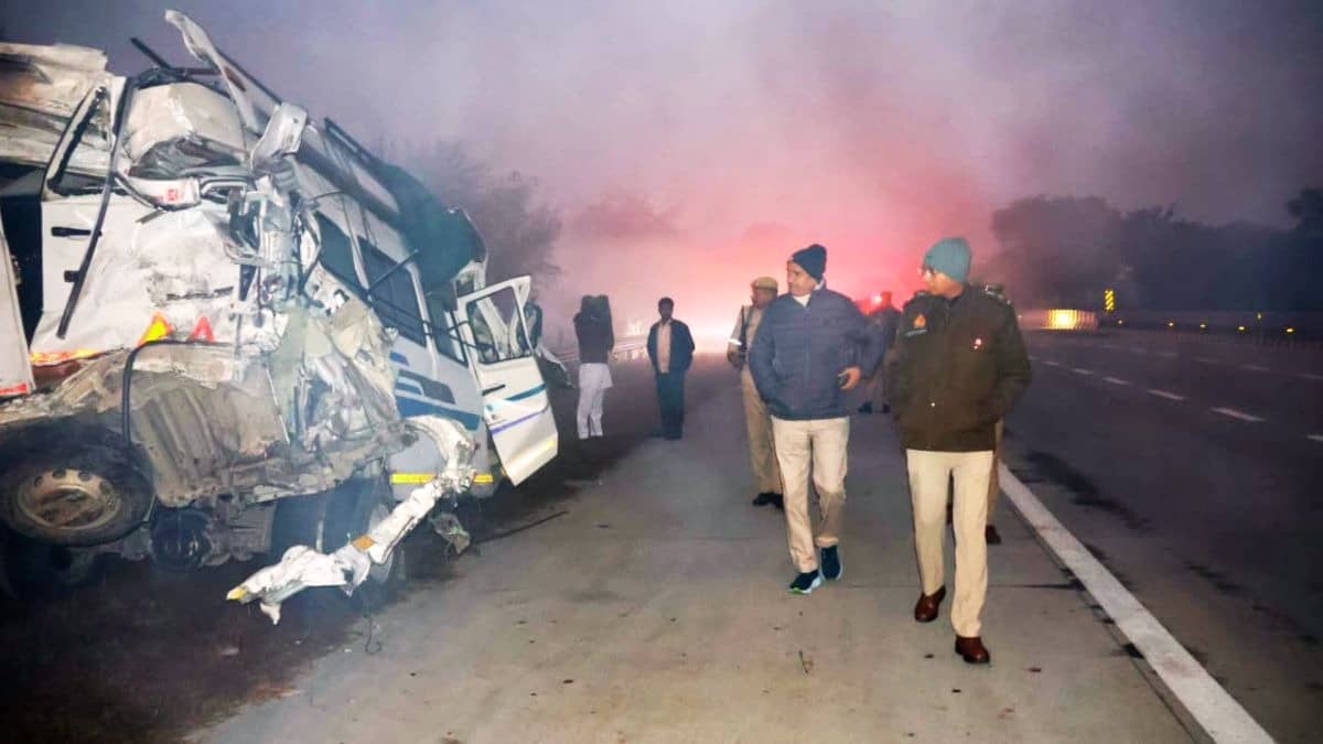 Mathura Yamuna Expressway Accident: 7 बसों और 3 कारों की टक्कर में मृतकों का आंकड़ा बढ़ा, अबतक 13 की मौत 70 घायल