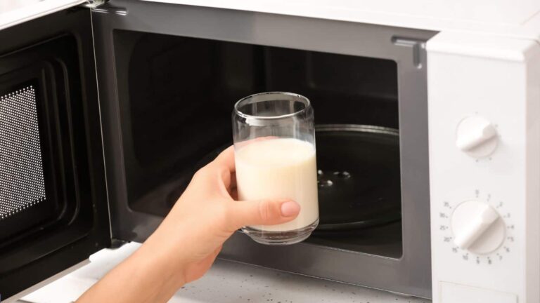 Microwave Heating: माइक्रोवेव में पानी और दूध गर्म करना कितना सही? जानें इसके बारे में