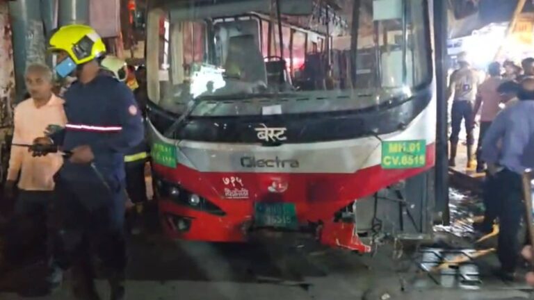 Mumbai: भांडुप रेलवे स्टेशन के पास कैसे हुआ दर्दनाक हादसा? बेकाबू BEST बस ने 13 लोगों को रौंदा, 4 की मौत; हिरासत में ड्राइवर