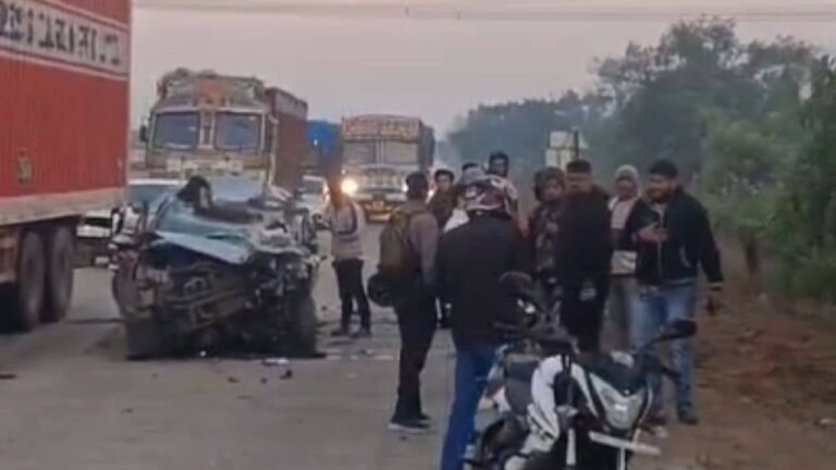 मुंबई‑गोवा हाईवे पर कार और कंटेनर की जोरदार टक्कर, पिता-पुत्र की मौत, 2 लोगों को कटर की मदद से निकाला बाहर