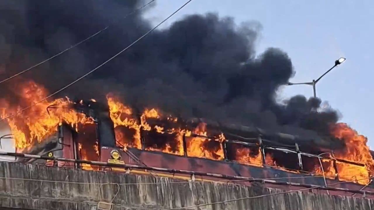 Nashik Bus Fire: नासिक में बीच सड़क पर आग का तांडव, भरी बस में अचानक लगी आग और यात्रियों में मच गई चीक-पुकार फिर... VIDEO