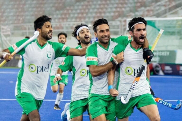 फ्लाइट के अंदर सिगरेट फूंक रहा था पाकिस्तानी टीम का मैनेजर, बाहर निकाला गया