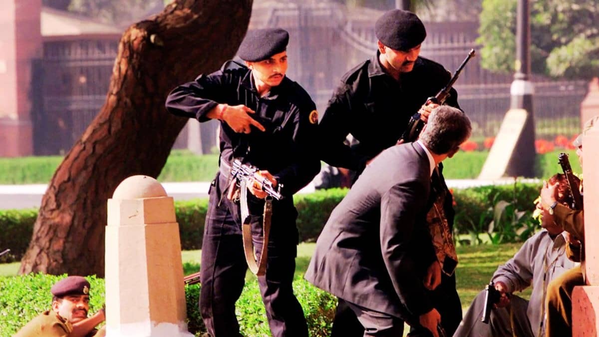 13 December 2001 Parliament Attack: 45 मिनट तक गूंजती रहीं गोलियां, 9 जांबाजों की शहादत... आज भी डरा देती है संसद भवन की वो शाम; पूरी कहानी