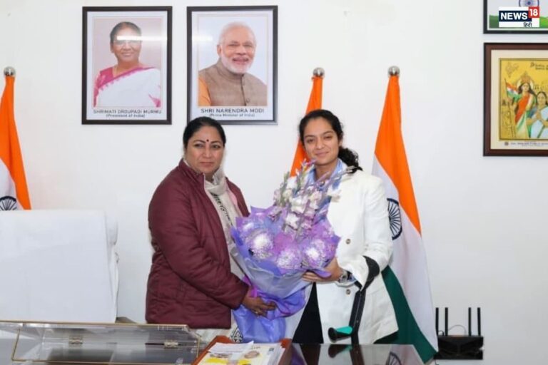 प्रतिका रावल से मिलीं CM रेखा गुप्ता, वर्ल्ड चैंपियन को इतने करोड़ देने का ऐलान