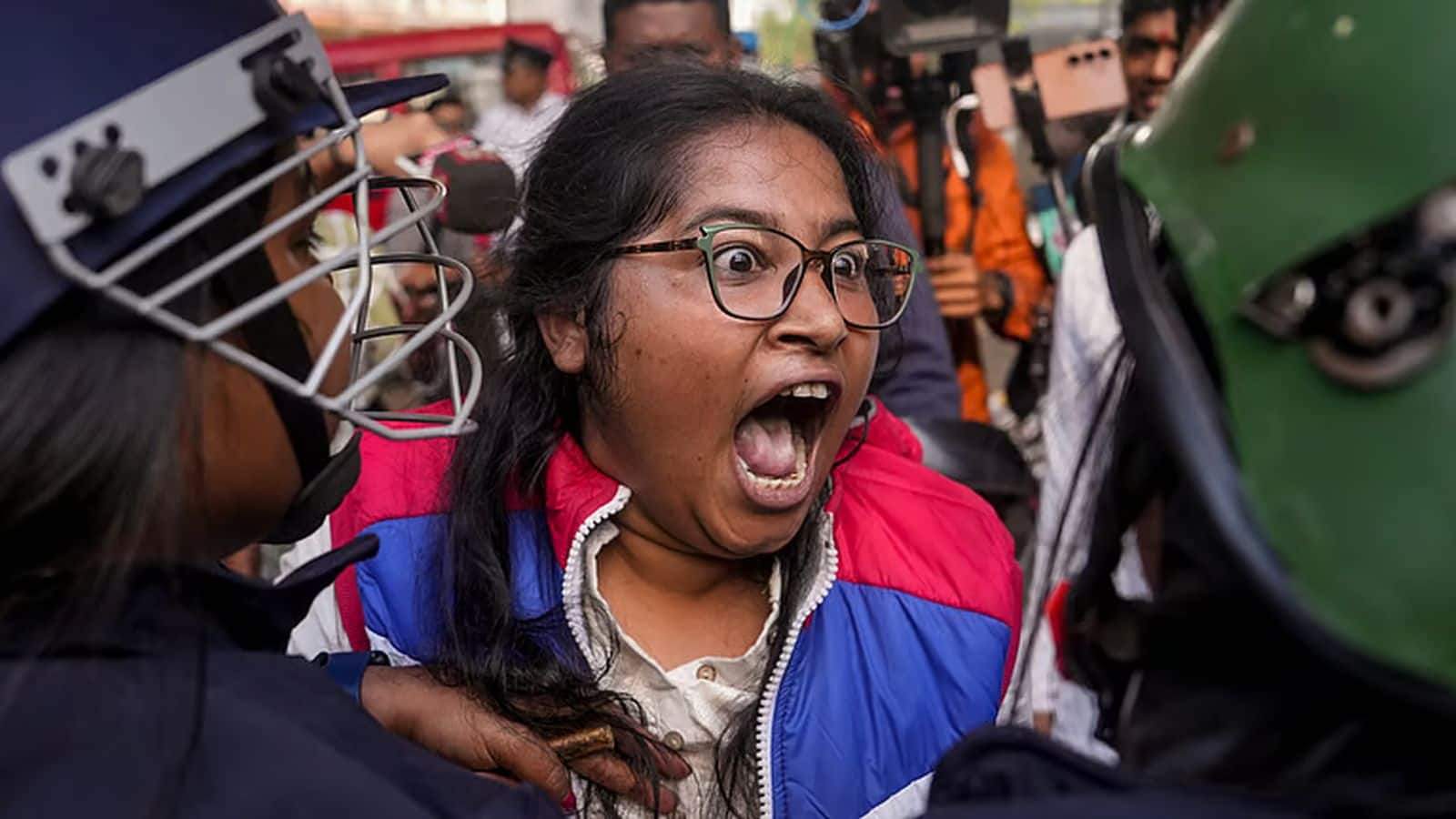 बांग्लादेश लिंचिंग को लेकर कोलकाता में भारी प्रदर्शन, हिंदूवादी संगठनों पर लाठीचार्ज से भड़की BJP