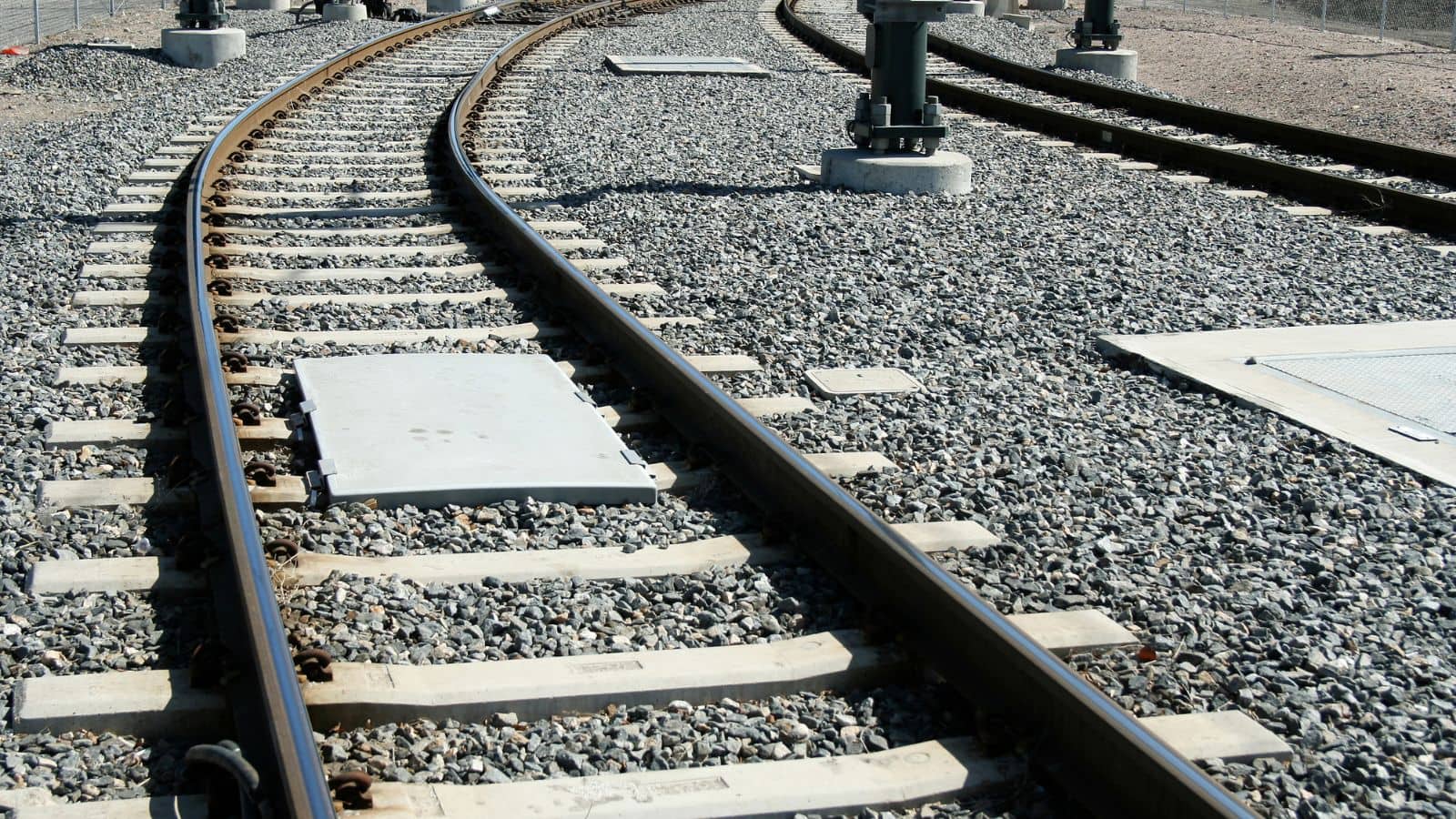 Indian Railways: खुले लोहे में जंग होती है, रेलवे पटरी हमेशा टिकाऊ और चमकदार क्यों रहती है? जानिए वजह