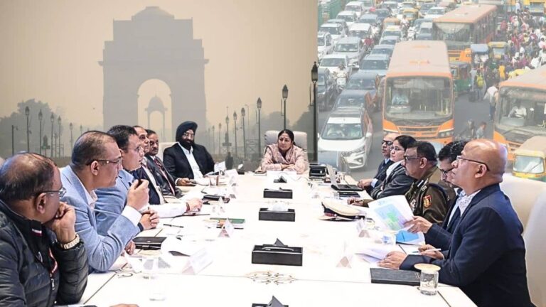 Delhi Pollution: बिना PUC सर्टिफिकेट के वहनों पर एक्शन, OLA-Uber की बसें... प्रदूषण पर दिल्ली सरकार के ताबड़तोड़ फैसले, कितना होगा असर?