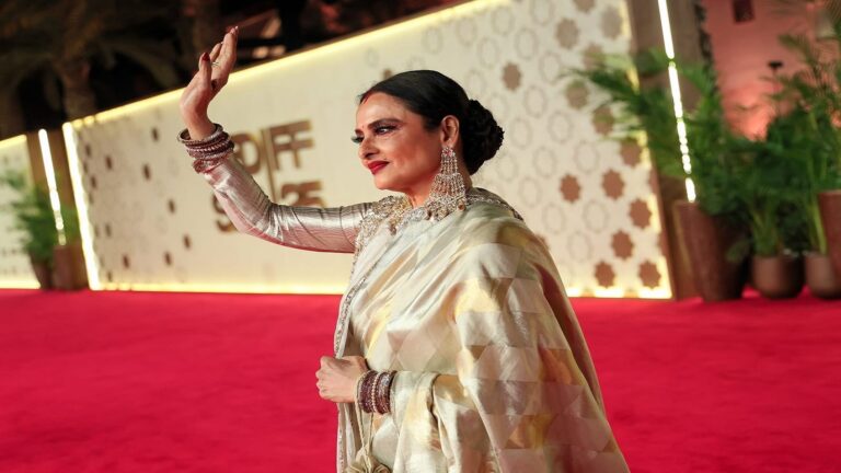 Rekha को ‘उमराव जान’ के लिए रेड सी फिल्म फेस्टिवल में किया गया सम्मानित, अपनी खूबसूरती और शायरी से जीता सबका दिल