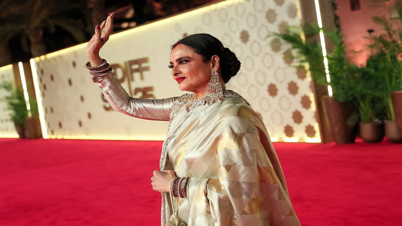 Rekha को ‘उमराव जान’ के लिए रेड सी फिल्म फेस्टिवल में किया गया सम्मानित, अपनी खूबसूरती और शायरी से जीता सबका दिल