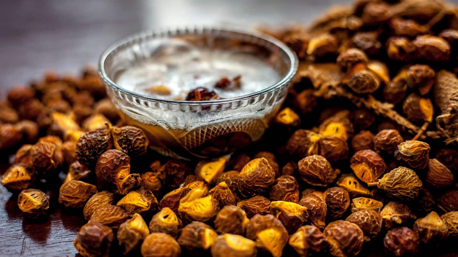 Tips & Tricks: सर्दी के कपड़े धोते ही बन जाएंगे नए! बस इस छिलके का करें इस्तेमाल