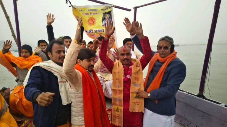 UP: गंगा की गोद में बैठ वैदिक मंत्रोच्चारण... असद खान धर्म परिवर्तन कर बना अथर्व त्यागी, बांग्लादेश में हिंदुओं की हत्या से था आहत