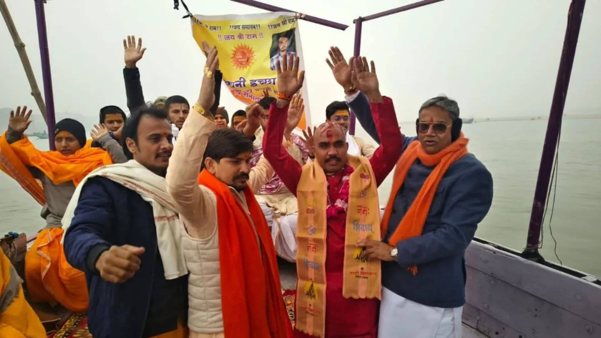 UP: गंगा की गोद में बैठ वैदिक मंत्रोच्चारण... असद खान धर्म परिवर्तन कर बना अथर्व त्यागी, बांग्लादेश में हिंदुओं की हत्या से था आहत