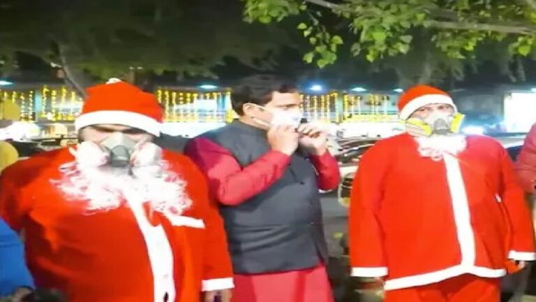 दिल्ली की सड़कों पर घूम रहे हैं गैस मास्क वाले सैंटा, जानें ये कोई मार्केटिंग ट्रिक है या किसी समस्या की तरफ इशारा