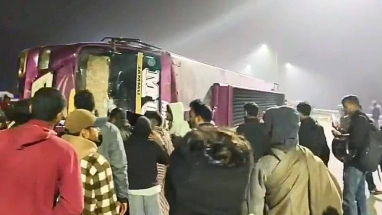 Breaking News: जम्मू के बिश्नाह में स्कूल की पिकनिक बस हादसे का शिकार, बेकाबू होकर पलटी; 35 छात्र घायल