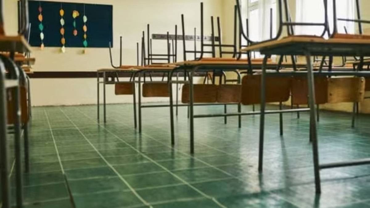 नोएडा, गाजियाबाद और दिल्ली में हवा हुई जहरीली! प्री-नर्सरी से 5वीं तक ऑनलाइन होगी पढ़ाई, हाइब्रिड मोड में चलेंगी हायर क्लास