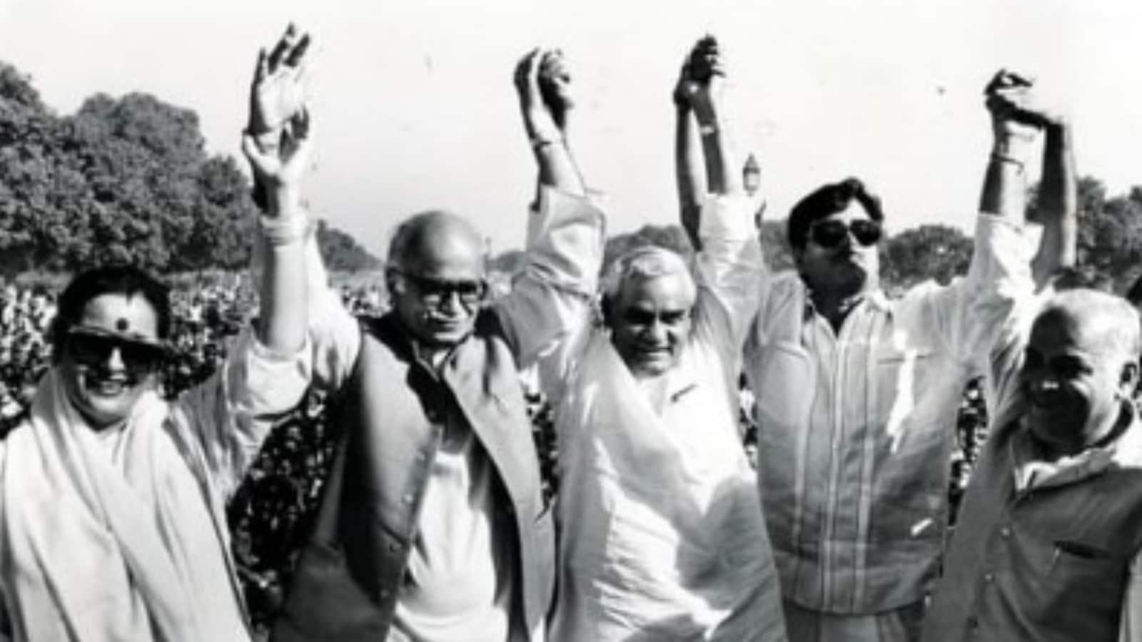 Shatrughan Sinha: शत्रुघ्न सिन्हा ने अटल बिहारी बाजपेयी को दी श्रद्धांजलि, शेयर की पुरानी फोटोज