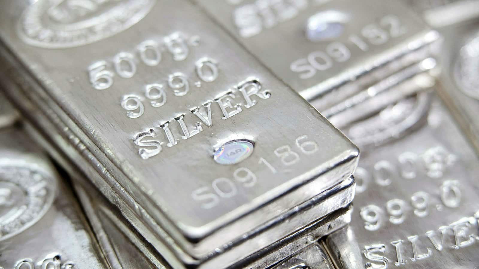 Silver Prices: अंतरराष्ट्रीय बाजार में ऑलटाइम हाई पर पहुंची चांदी, भारत में भी कीमतें ₹2 लाख के पार