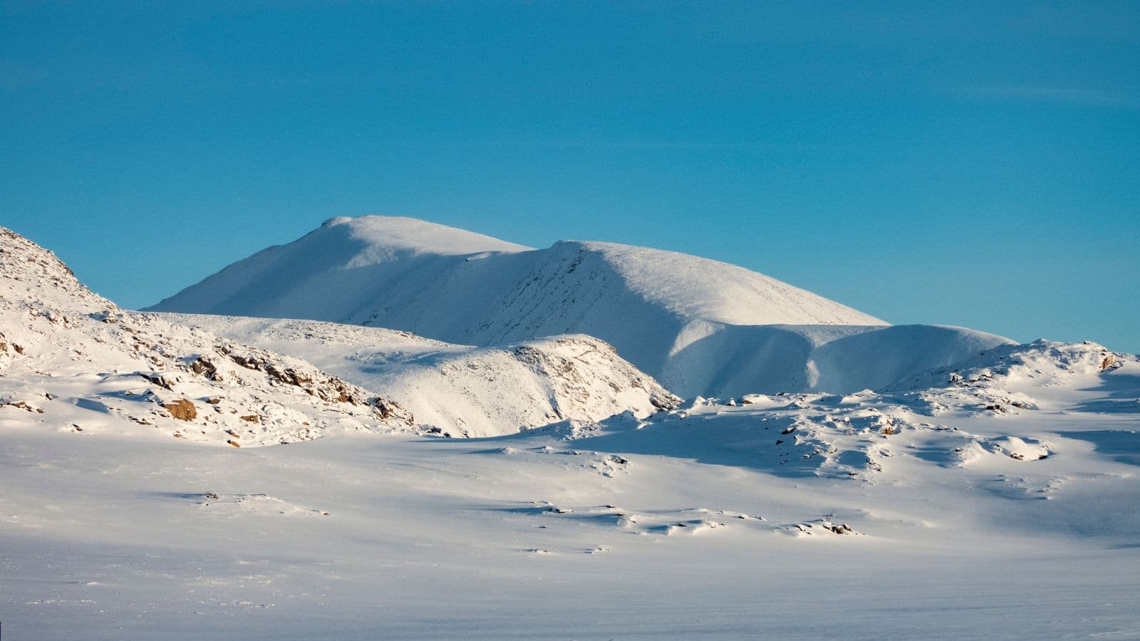 सर्दियों में बर्फ की चादर से ढक जाती है ये जगहें, भीड़-भाड़ से दूर एक बार जरूर बनाएं यहां घूमने का प्लान