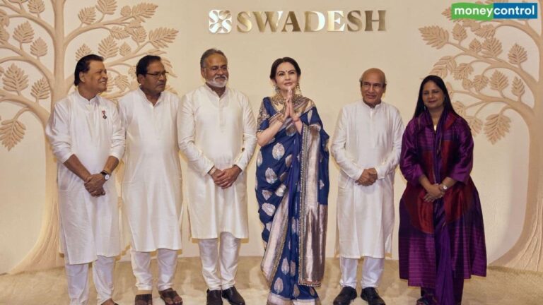 नीता अंबानी ने 'स्वदेश' में भारतीयों कारीगरों का किया समर्थन