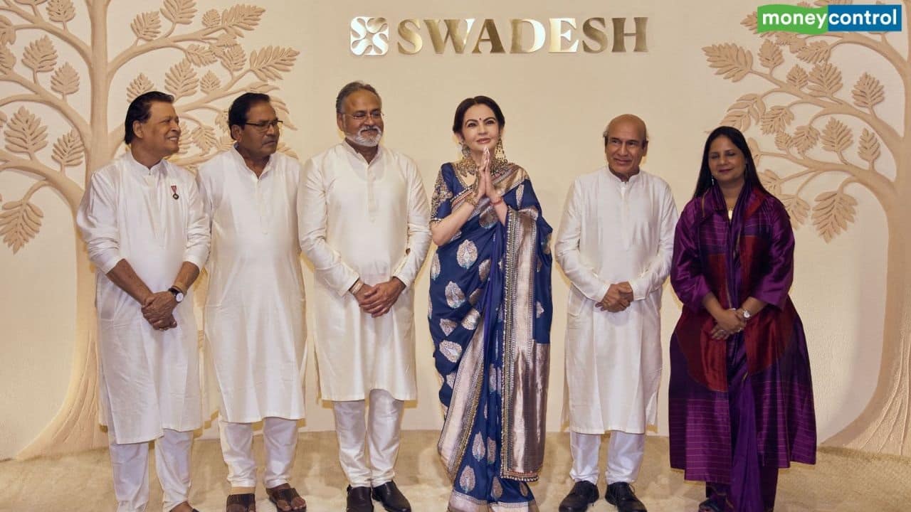 नीता अंबानी ने 'स्वदेश' में भारतीयों कारीगरों का किया समर्थन